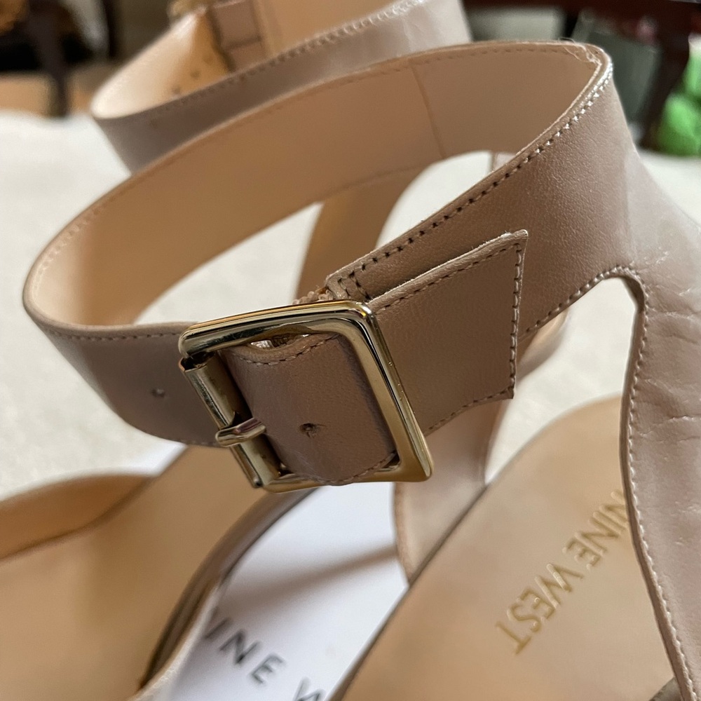 Size 91/2 Nine West light grey ankle buckle heels. Good condition!